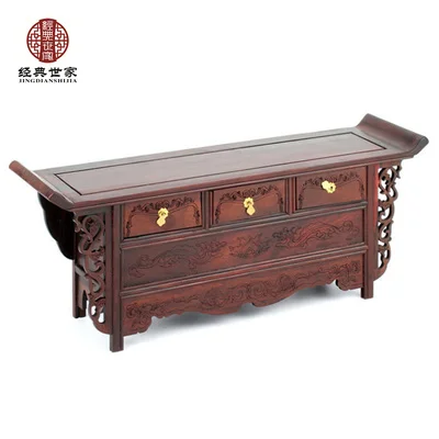 Червена киселите клонче имитира малки мебели декорация във формата на три очевидно поклащащи златни наклоненных голове времето на династиите Мин и Цин