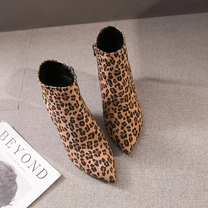 Дамски ботильоны на висок ток с леопардовым принтом; колекция 2022 г.; сезон есен-зима; пикантни модни обувки на висок ток с остър пръсти; обувки големи размери